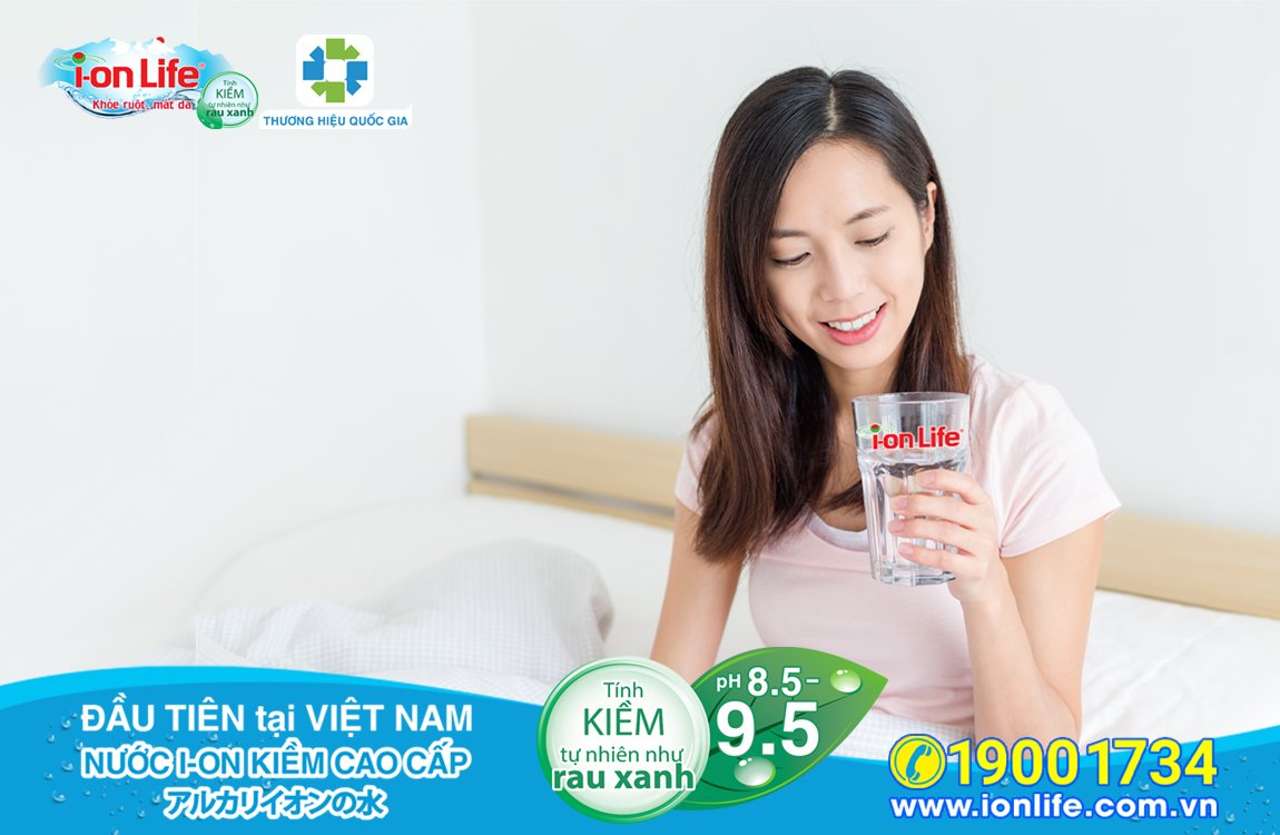 Co nen uong nhieu nuoc khi di ngu